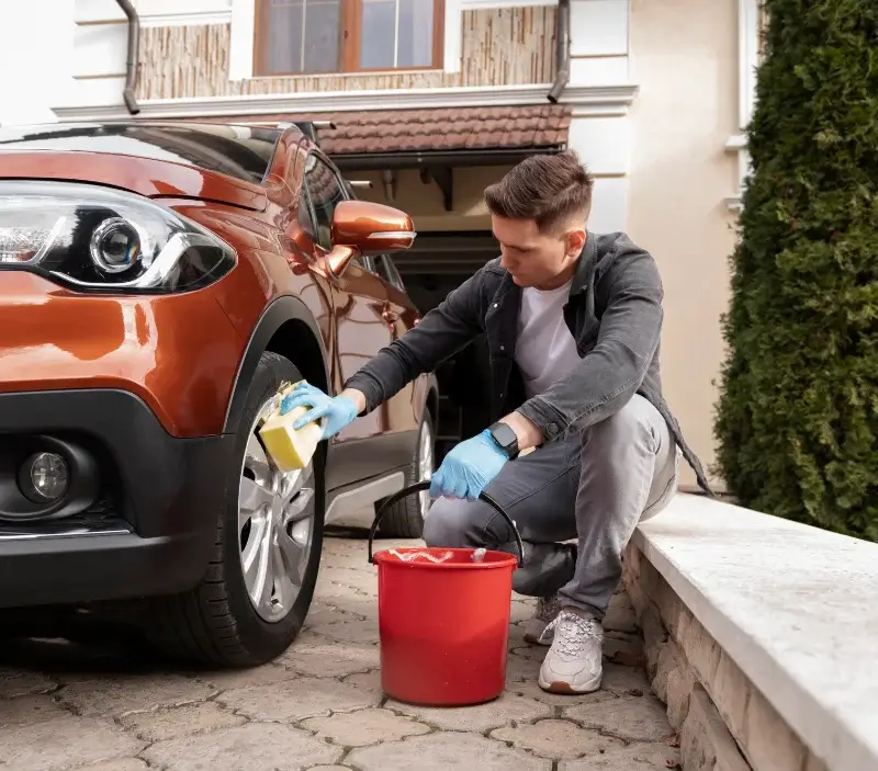 Lavage auto à domicile Saint-Pierre-de-Semilly : professionnel intervenant sur un véhicule